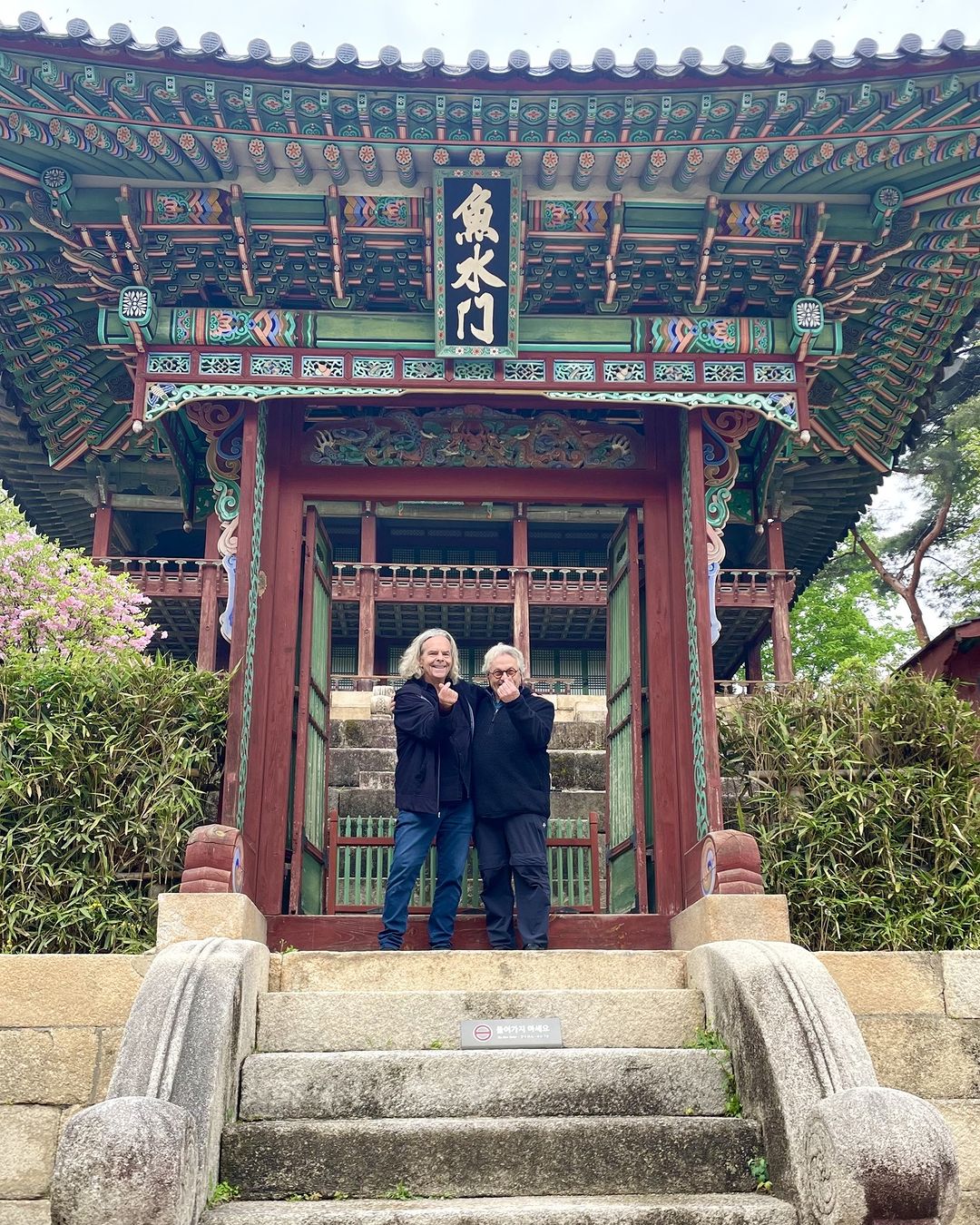 [#조지밀러감독 PICK!] I ♥ KOREA 코스 (1)',매드맥스', 시리즈의 아버지 조지 밀러 감독이 퓨리오사- 매드맥스 사가로 한국을 찾았습니다. 그는 공식 행사가 끝난 후 창덕궁에서 즐거운 시간을 .jpg